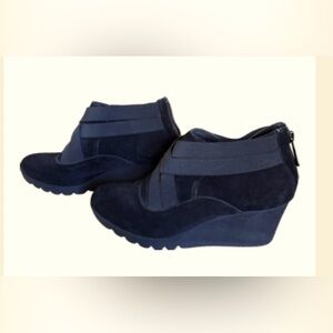 Super cute suede size 8.5 Donald J liner booties.
(3)